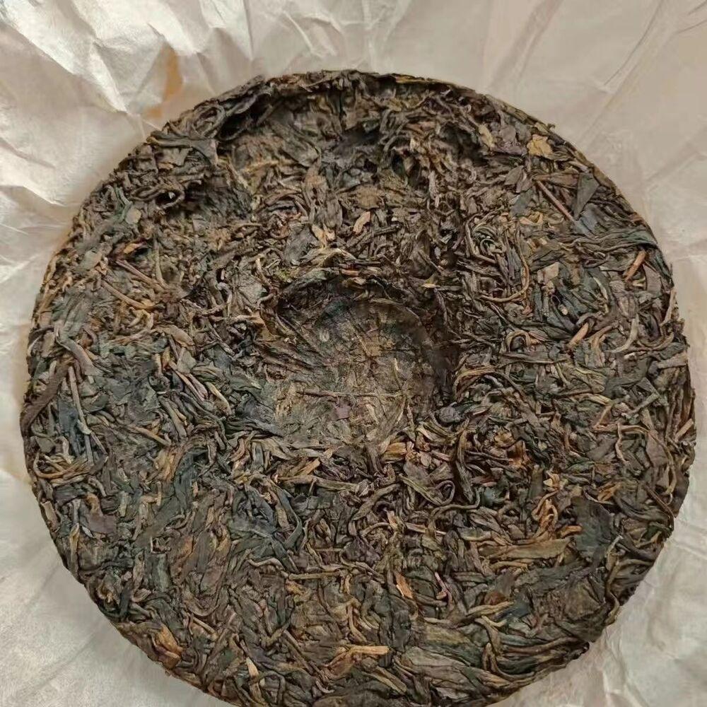 357g Yiwu Aged Pu-erh Raw Tea 2004 Old Puerh Raw Tea Cake Ancient Tree Pu'er Tea