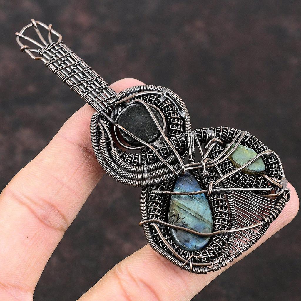 Pandantiv Labradorit Înfășurat cu Sârmă de Cupru Pandantiv Chitară Piatră Prețioasă Naturală Bijuterii Instrument Muzical Bijuterii Chitară Handmade Bijuterii Sârmă de Cupru