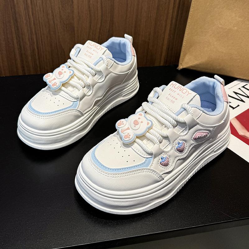 

Кожаные милые клубничные маленькие белые туфли женские весна 2025 новые универсальные туфли на толстой подошве трендовые повседневные туфли 35