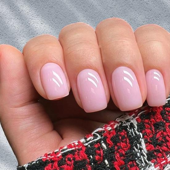 Čtvercové umělé nehty na dokonalých liniích Bezešvá kutikula Přirozeně vypadající Jemná nehtová lůžka Falešná