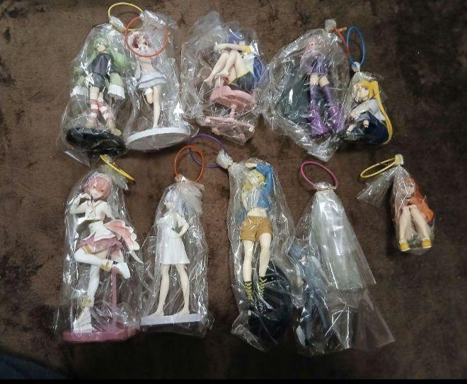 

[USED] Set of 74 figures
