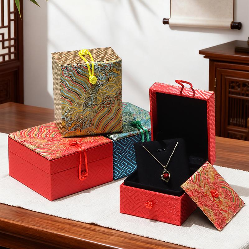 Modern Square Embossed Design Jewelry Storage Box for Necklaces Bracelets Brocade Cloth Luxury Gift Elegant Packaging Box