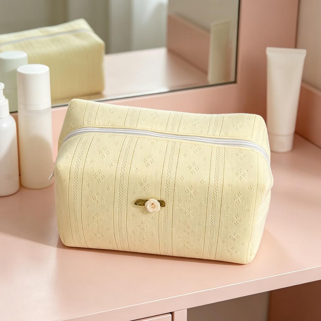 Roses Print Cosmetic Bag Zipper Closure Stylish Storage Bags Portable Organizer for Shopping And Outdoor Family Outings