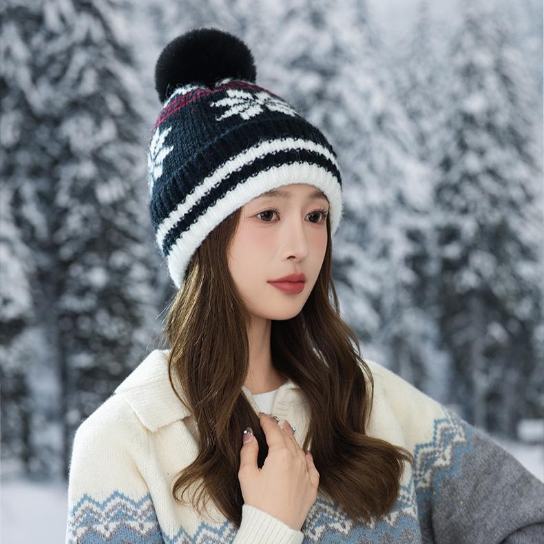 Ladies Autumn and Winter Christmas Hairball Snowflake Thermal Hat Knitted Wool Hat Cold-proof Pullover Hat