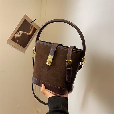 Eine modische und Retro-Umhängetasche und Hand-Eimer-Tasche für Damen im Herbst