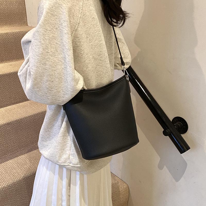 2025 New Senmeng Trend Handbag Women's Bucket Bag Niche Design One Shoulder Crossbody Textured Chain Bag