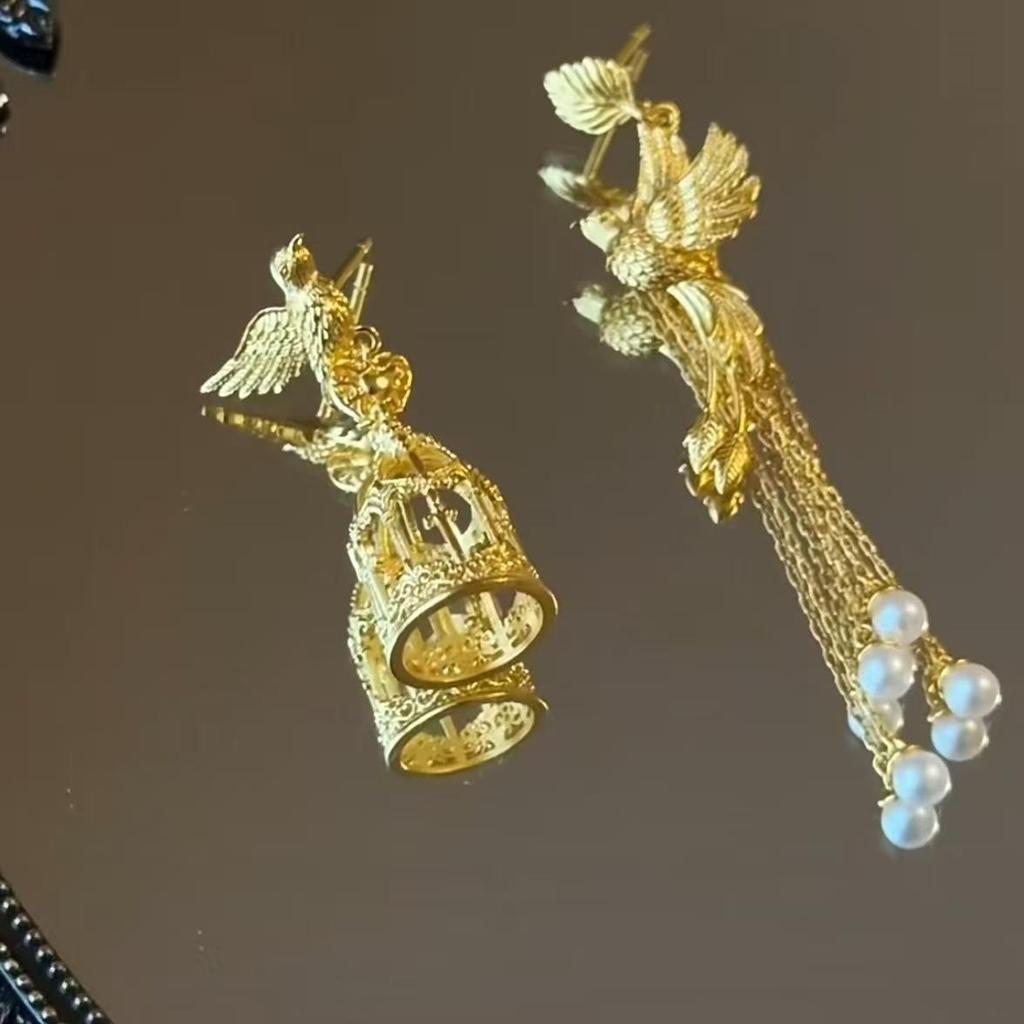 Goldene, asymmetrische Ohrstecker mit Vogelmotiv (2025) – Hochwertige, einzigartige Ohrstecker