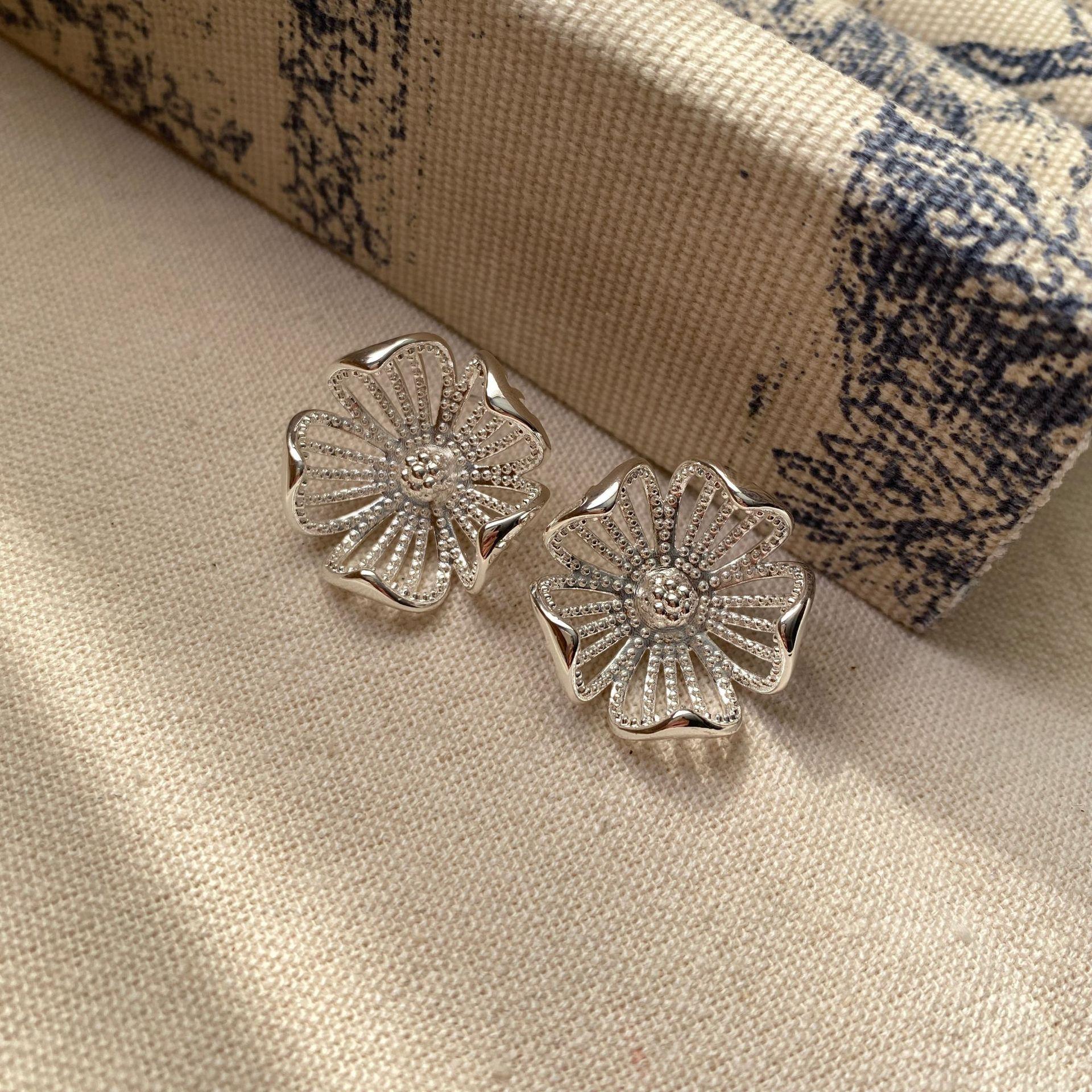 French retro hollow flower earrings, cold and high-end atmosphere, big flower Korean stud earrings.