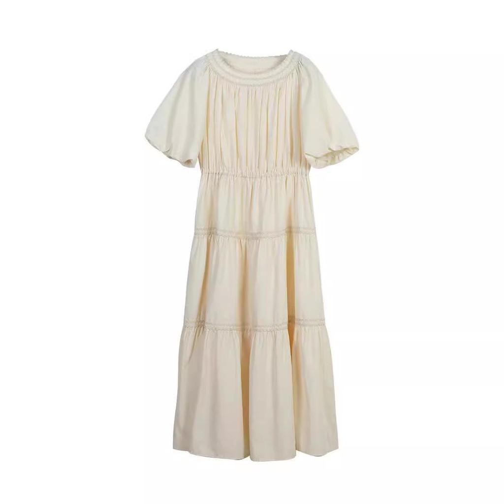 Elegantes hochtailliertes Slim-Kleid mit französischer Spitze und kurzen Ärmeln