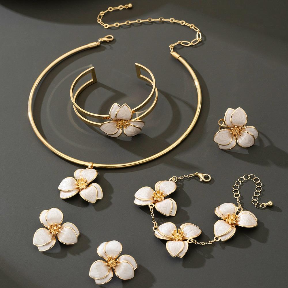 Ensemble de Bijoux Émail Vert Blanc Motif Fleur Style Délicat Clous Tour de Cou Bracelet Ensemble Style Vintage Motif Géométrique Bijoux Femme