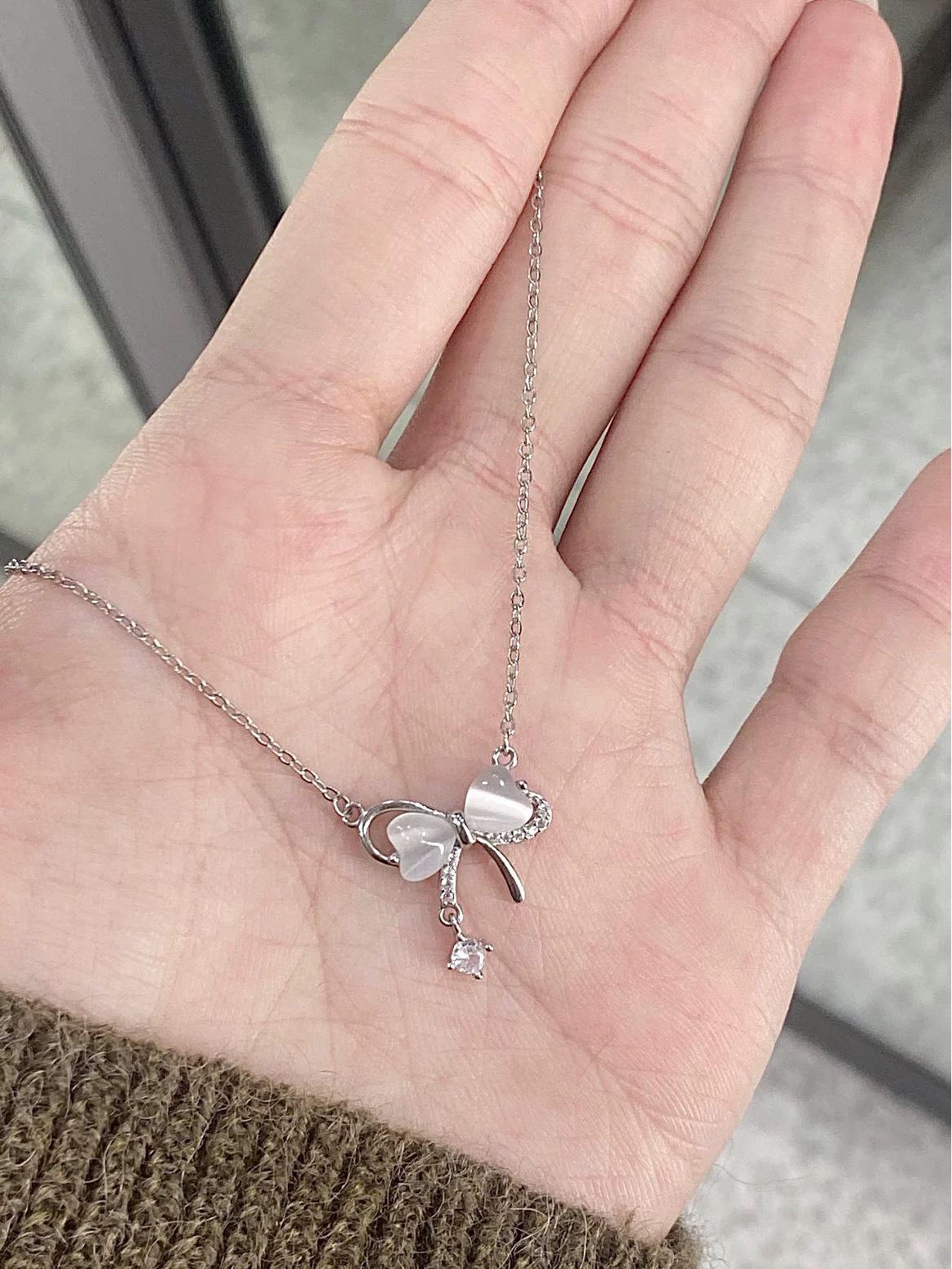 

Elegant Cat s Eye Bow Necklace for Women - Simple, Luxurious Design