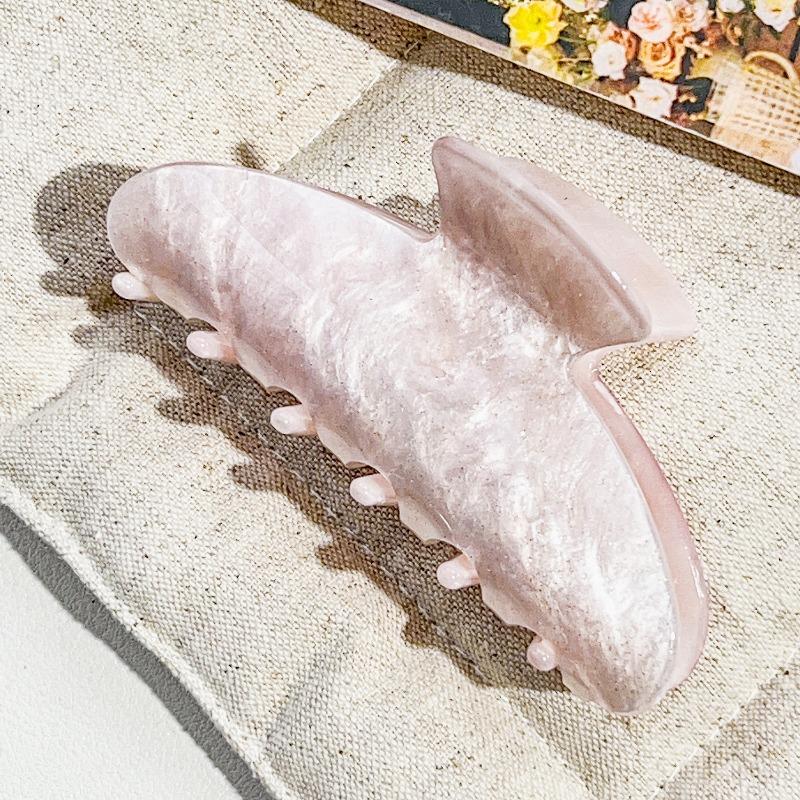 The Oval Hair Clip Exudes A High-end Feel. The Half-tied Shark Clip At The Back of The Head Is A Fashionable Hair Accessory