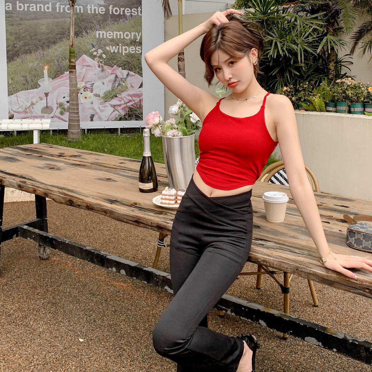 

Популярная майка с перекрестными бретелями на спине и встроенной нагрудной накладкой One Size красный