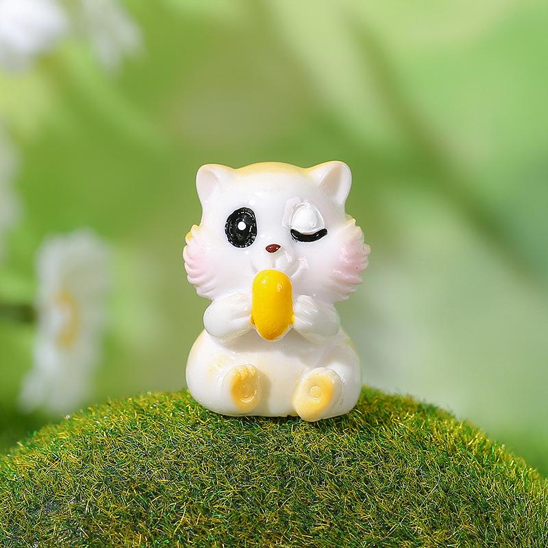 Cartoon Squirrel Resin Ornament: Cute Mini Animal Decoration for DIY Micro-Landscapes