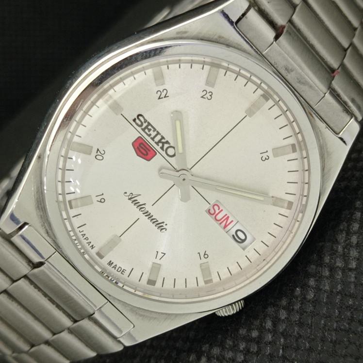 

USED VINTAGE SEIKO 5 AUTOMATIC 7S26A JAPAN MENS SILVER WATCH 608c-a315475-9 SKU608c-a315475
