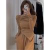 Koreanischer Chic Teefarbener Damen Irregular Top und Straight-Leg Hose Set