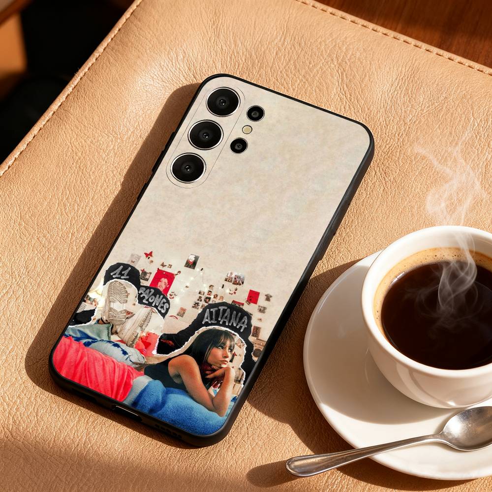 

Singer A-Aitana CUARTO AZUL Phone Case For Samsung S25,24,23,22,30,21,10,9,Ultra,Plus,Lite,FE Soft Black Case Samsung S25Plus