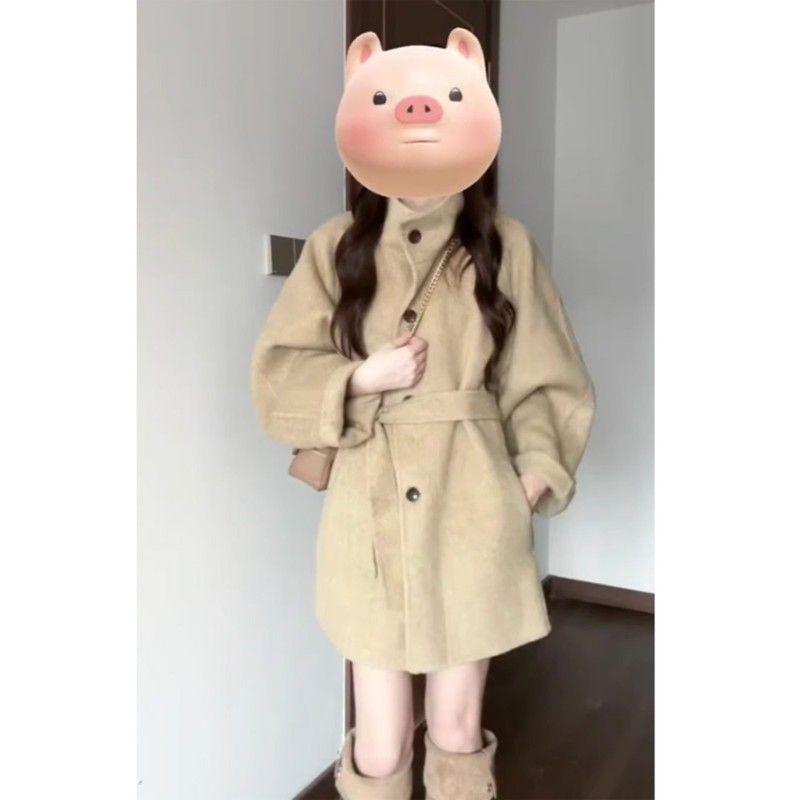 

Hepburn-Inspired Woolen Coat: Women s Autumn/Winter Korean Edition, Fashionable and Petite, with Stand Collar and Drawstring, Spandex Blend. Large