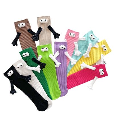 1 Paar Mode Kinder Partnerlook Lustige Niedliche Puppe Weiße Socken Frau Kawaii Mittelhohe Socken Magnetische Socken mit Händen Schwarz Weiße Farbe