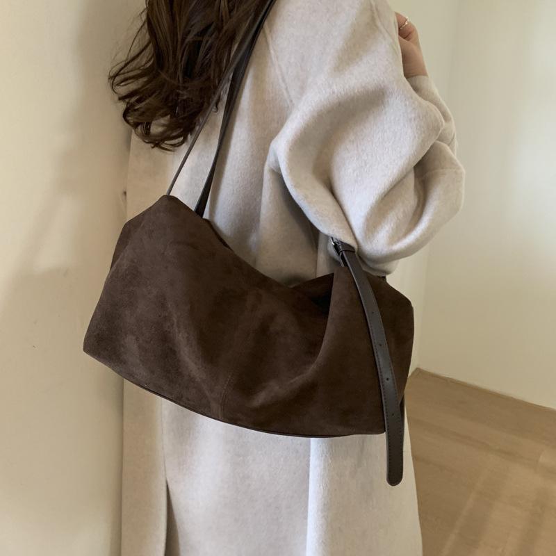 

Large-capacity tote bag, simple and fashionable shoulder bag, underarm bag, daily going commuting bag, light luxury niche women s bag