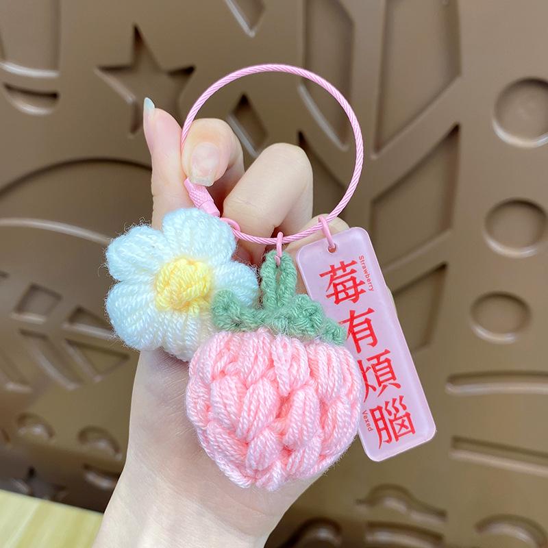 

Милый вязаный брелок «Случаются хорошие вещи» – Очаровательный шарм-подвеска из пряжи для женщин