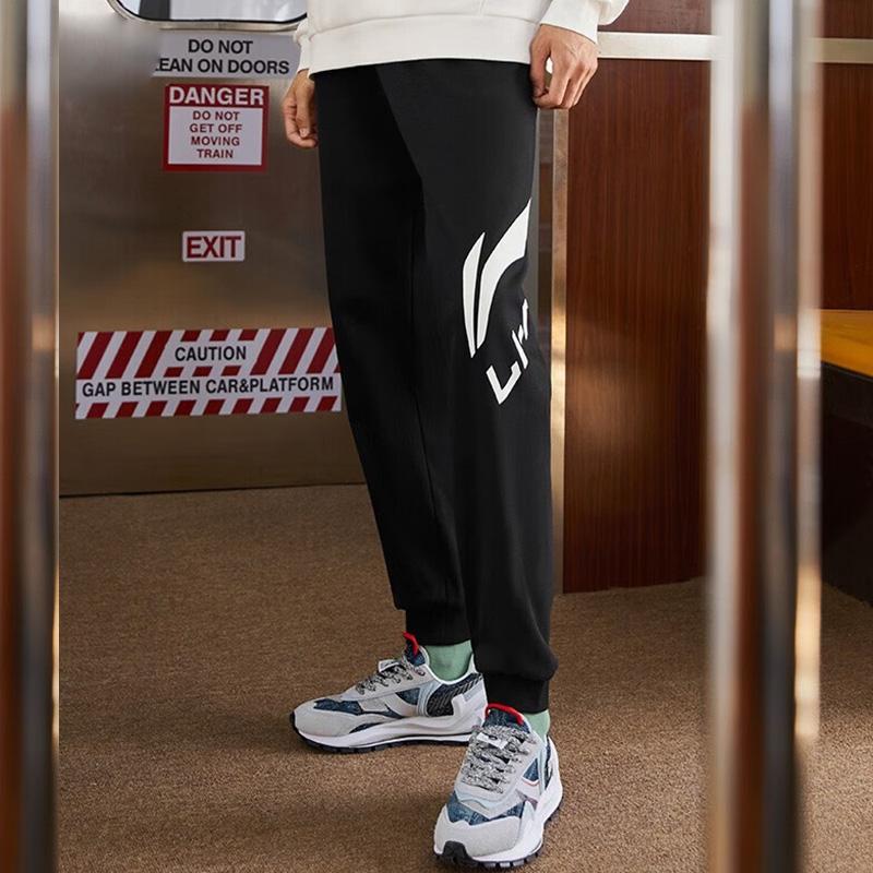 Li Ning Sport Fashion Series Color Block Letter Logo Printed Cuffed Knitted Sweatpants Men bottoms Black AKLTB57-1