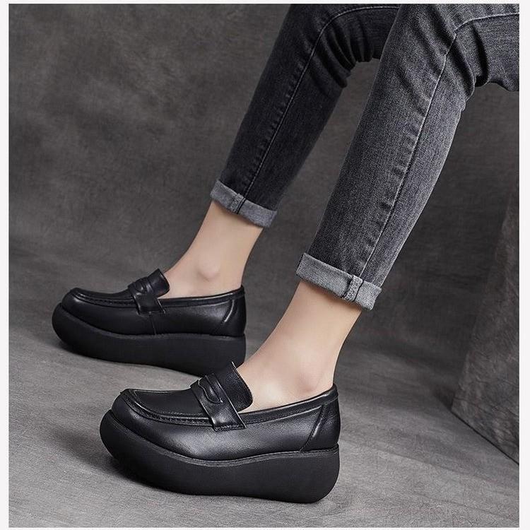 

Женские лоферы на платформе 2025 новые мягкая подошва нескользящие на одной педали маленькие кожаные туфли британский стиль танкетка ретро для мамы 40 чёрный