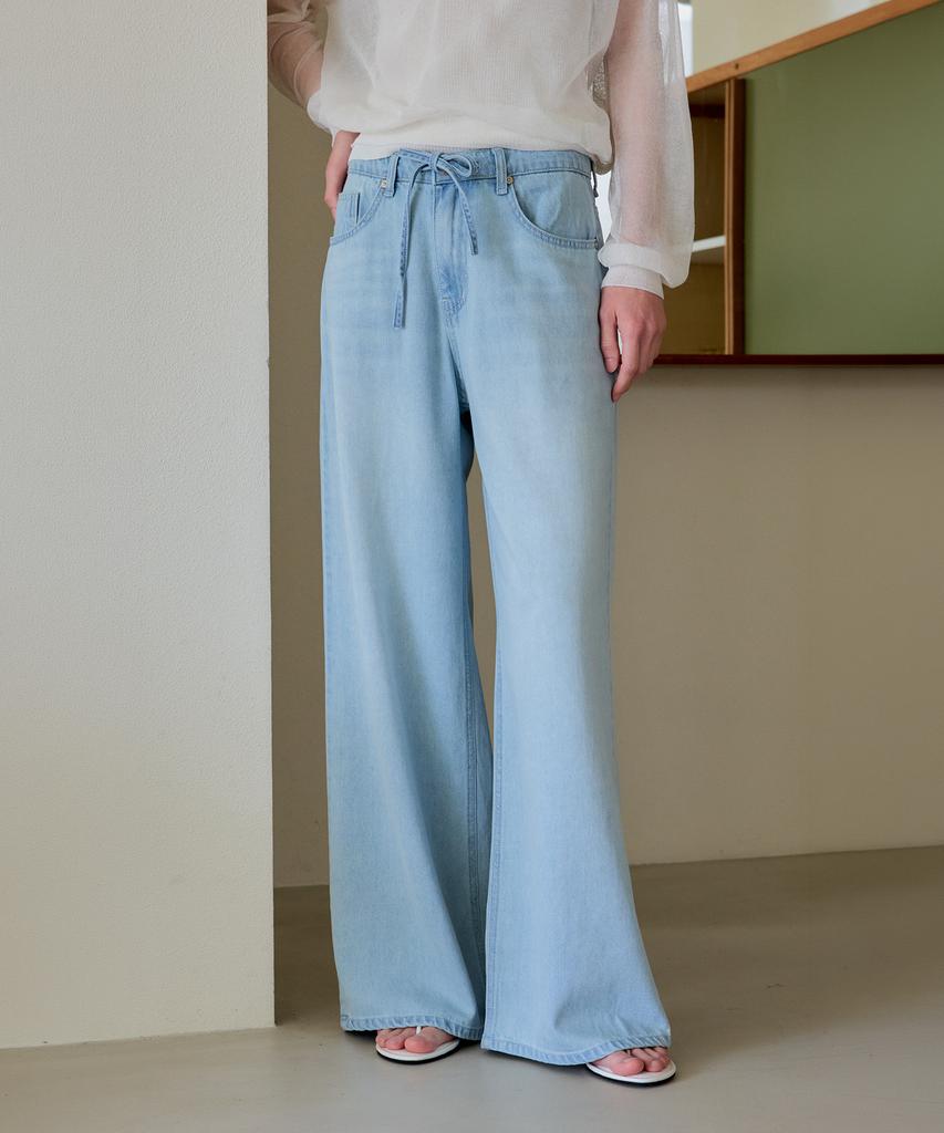 The Ello Strap Point Denim Pants (Light Blue)