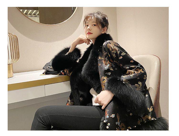 2025 Winter Chinesischer Stil Kunstfellmantel: Damen Midilanger Perlenbesetzter Satin Tang Anzug Umhang