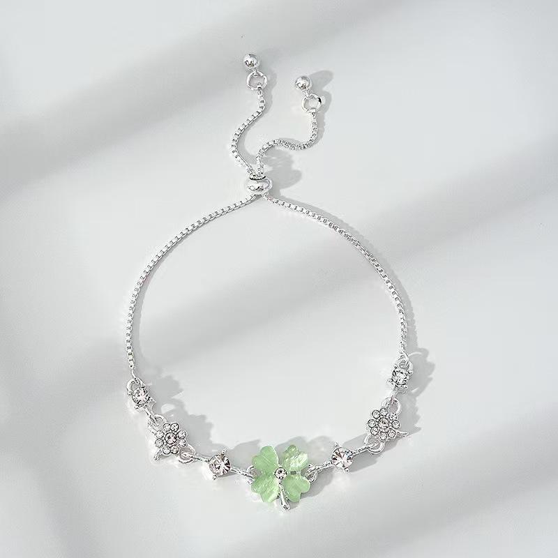 Four-leaf Clover Bracelet with Cat s Eye Stone A Luxurious and Sophisticated Jewelry Piece