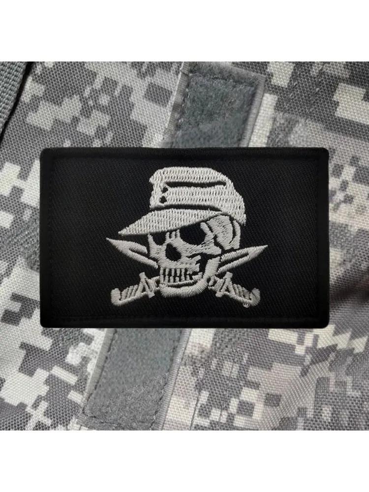 Vyšívaná nášivka s aplikacemi se suchým zipem na zadní straně