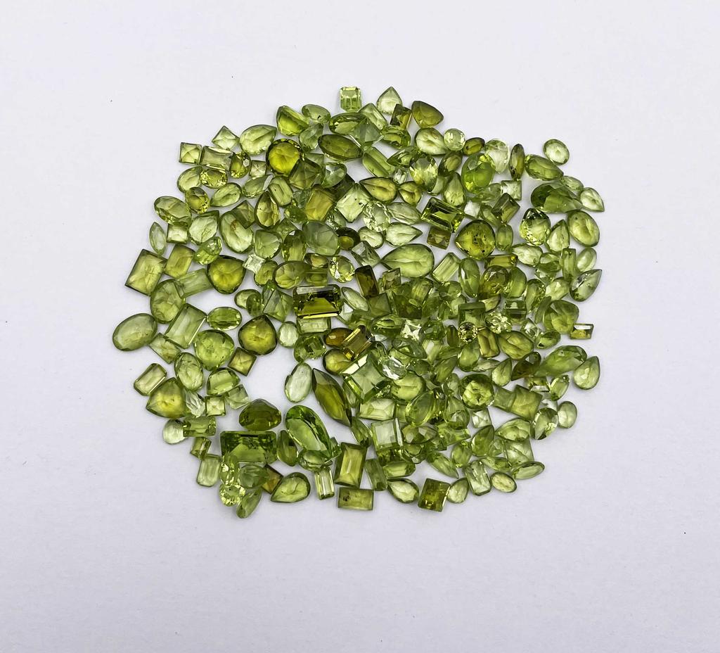 Natürlicher Peridot Mix Form Schliff Lose Edelsteine Konvolut 15-20 Stück 8-15 MM 50 CT Facettierter Peridot Edelstein Für Schmuckherstellung