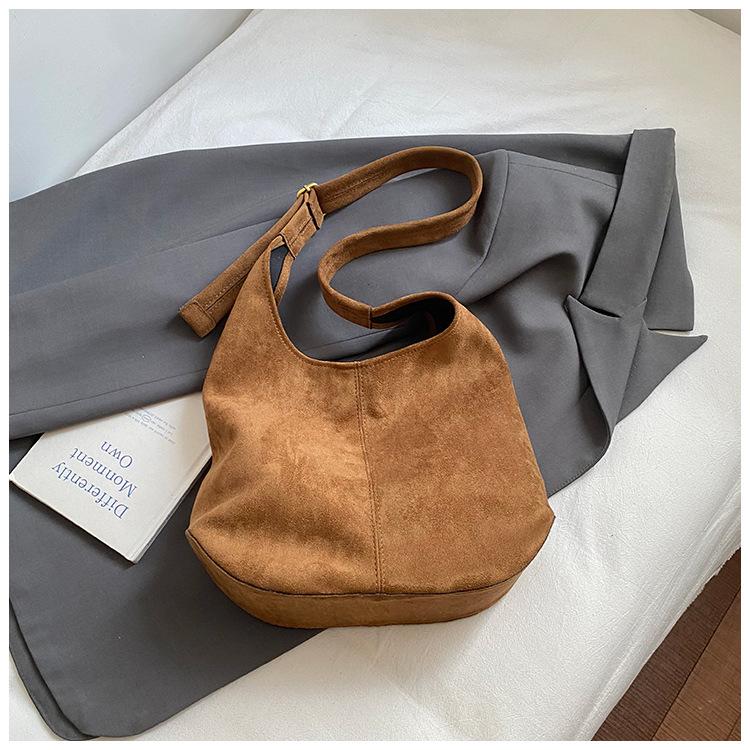 Large capacity shoulder tote bag women's 2025 summer new retro matte casual commuter messenger high value bag