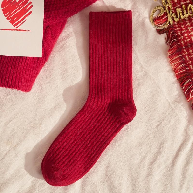 

Женские носки средней длины сохранят тепло осенью и зимой. Выйдите замуж в год Змеи. Красные носки на Новый год. Модные хлопковые носки.