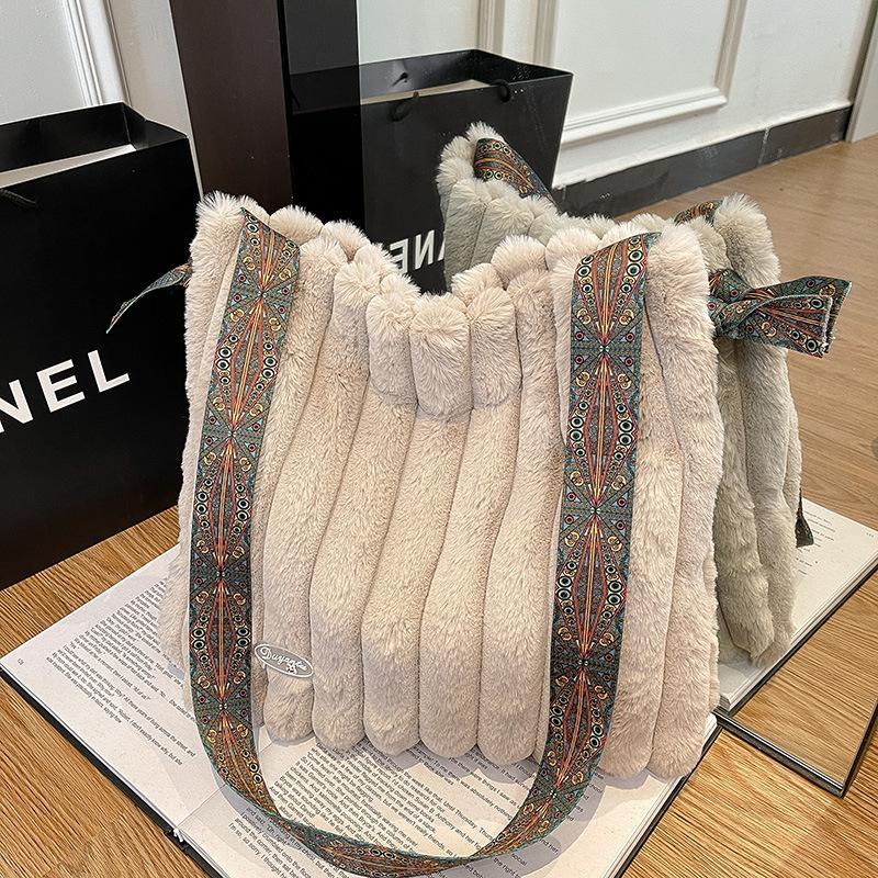 Autumn and winter large-capacity plush bag women's winter new fashion shoulder bag commuter tote bag messenger bag