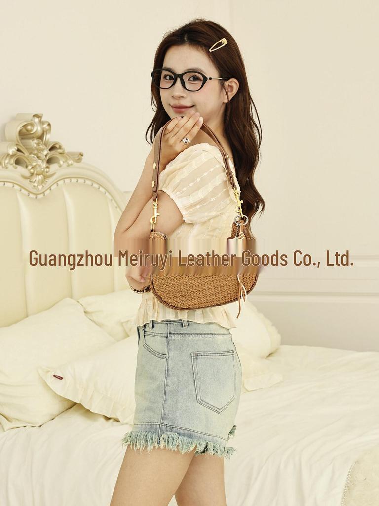 Versatile Retro Woven Straw Handbag with Metal Chain