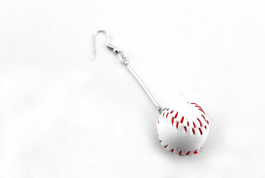 Naissant cute ball-shaped earrings, perfect for baseball cheering and watching games.