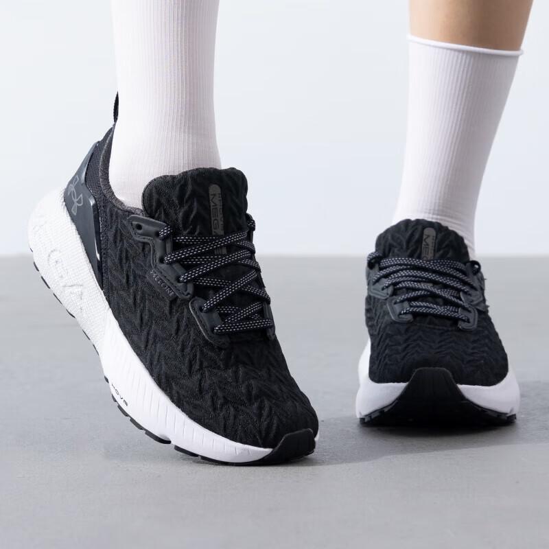 

Under Armour Women s Lightweight Running & Casual Shoes EU 41 / US 8