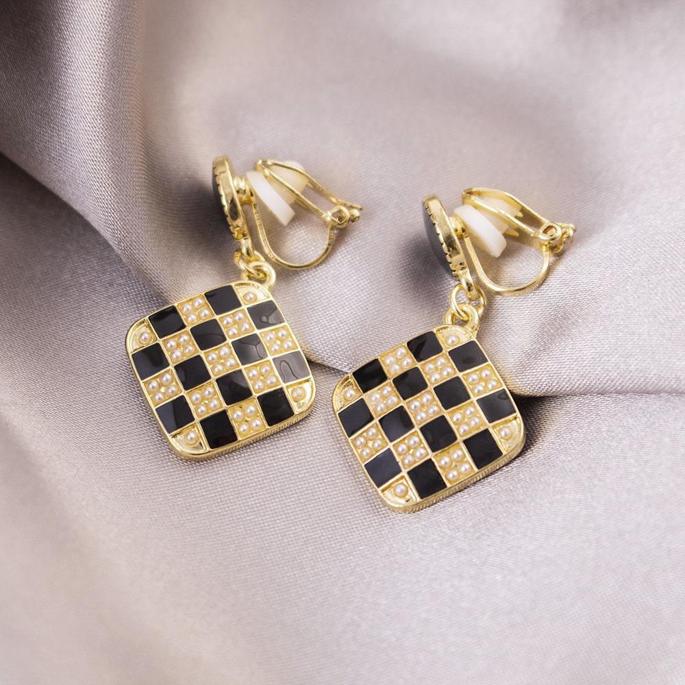 Brincos de pressão triangulares elegantes para orelhas não furadas - Versáteis e com um toque de luxo leve para o uso diário.