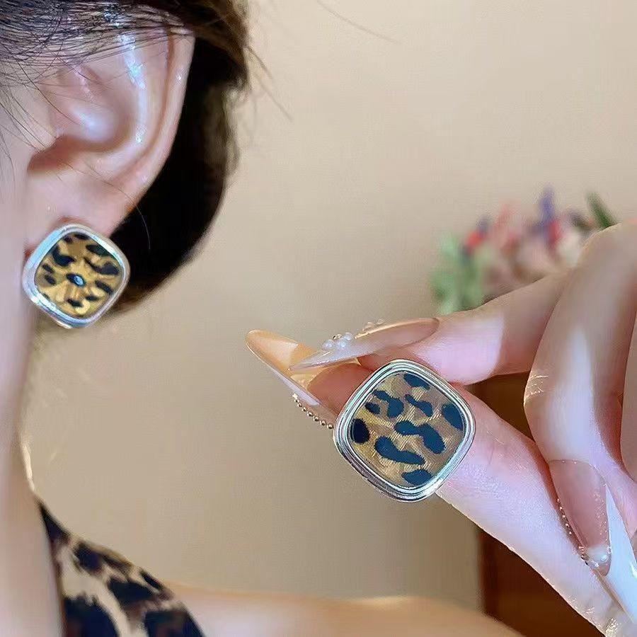 

Leopard Print Square Stud Earrings - Minimalist & Versatile Luxury