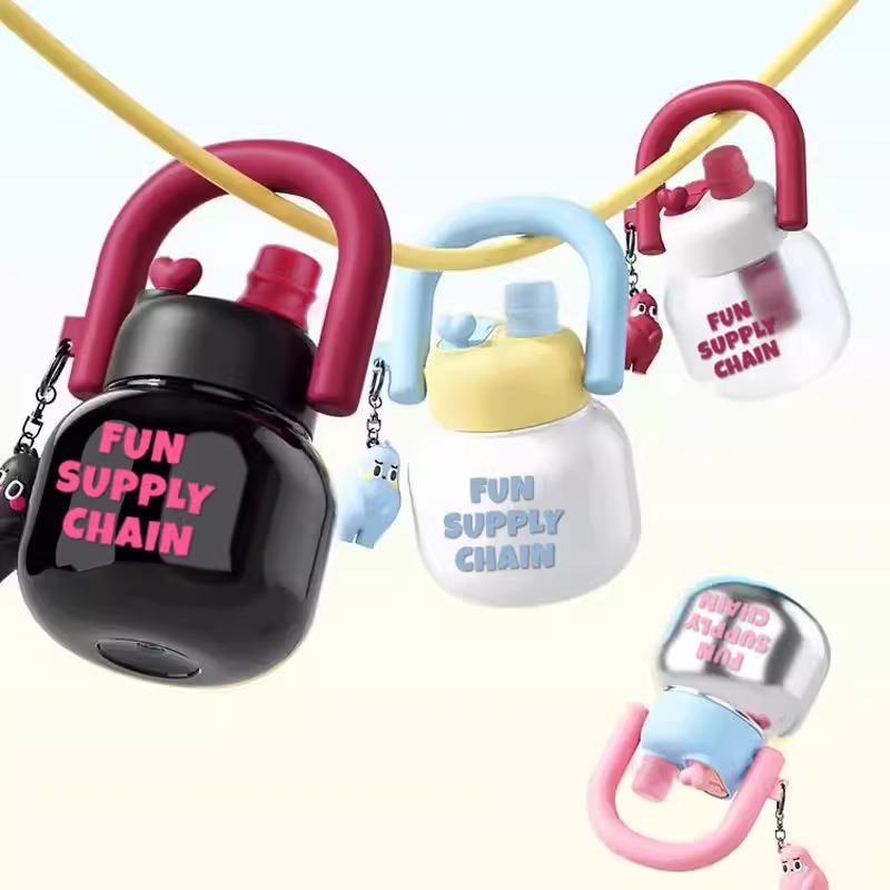 Odolný, vysokokapacitní dvoustěnný kelímek se slámkou – žáruvzdorný a přenosný.