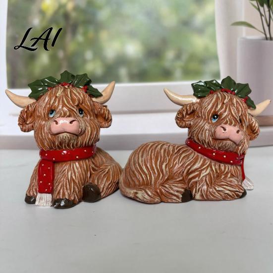 Decorative Resin Sculpture 2Pcs Christmas Highland Cow Figurine Yak Statue with Red Holiday Gift for Her Scarf Cute Animal Desktop Ornaments