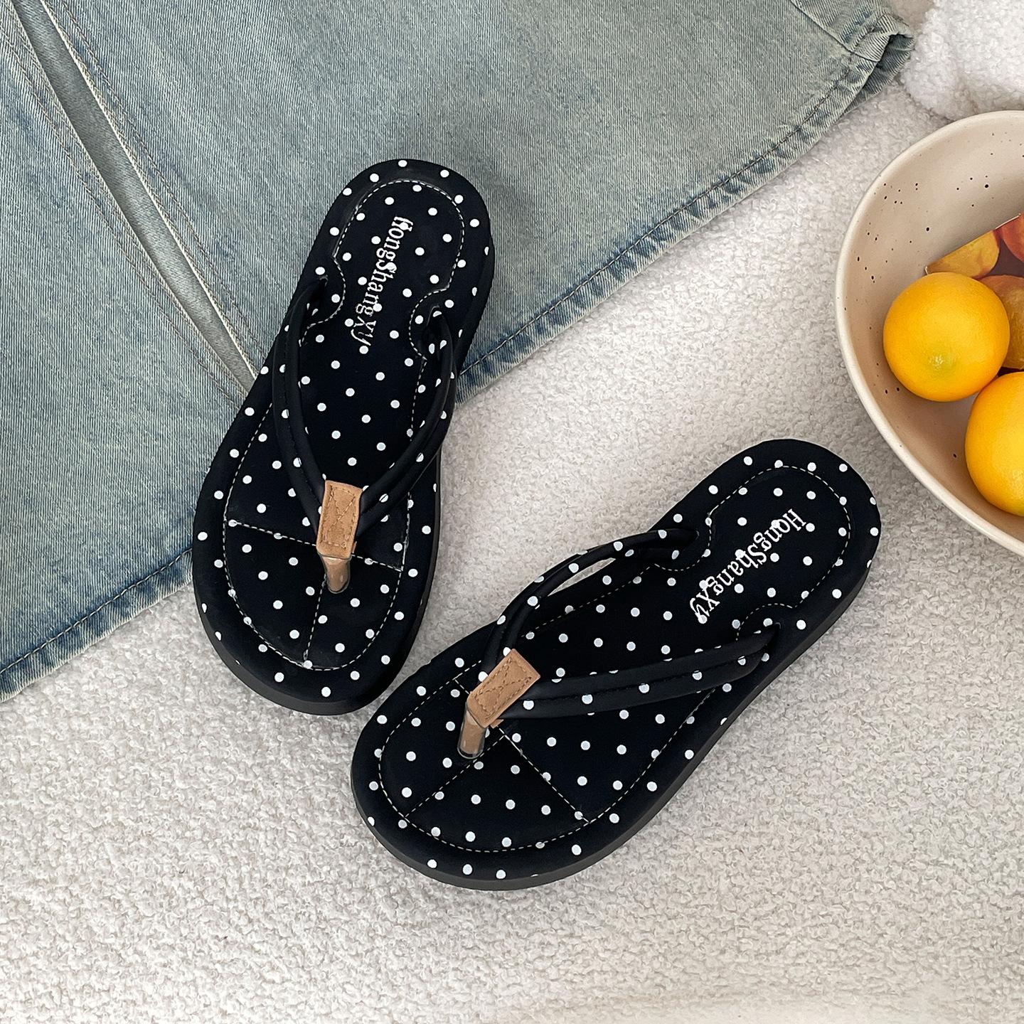 

Popular Internet celebrity high-end thick-soled flip-flops women s summer wear 2025 new skirt French cool slippers 40
