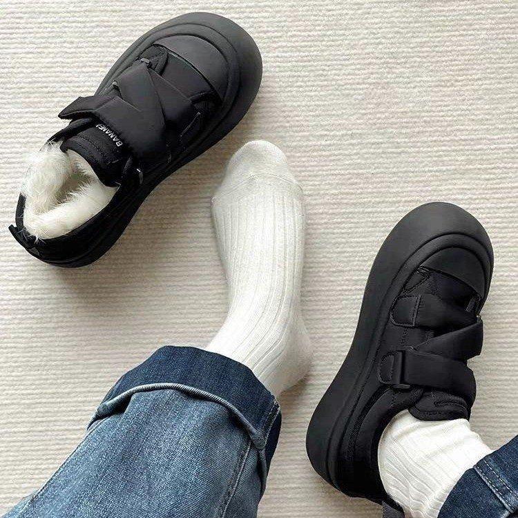 Zapatillas de velcro originales de terciopelo grueso de nicho, zapatillas blancas pequeñas, zapatillas de skate, zapatillas de algodón afelpado.