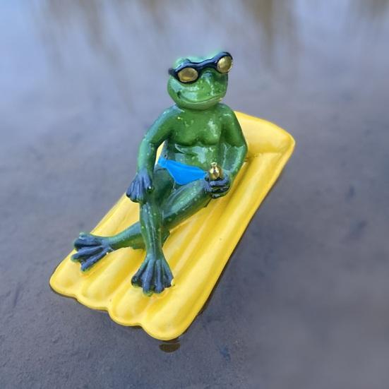 Floating Resin Frog Figurine Funny Frog on A Pool Float Statue for Outdoor Garden