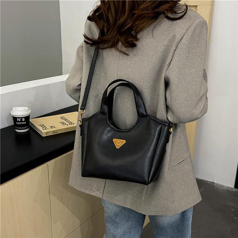 Fashion and Casual Versatile Hand Carrying Bucket Bag Women's 2025 Autumn and Winter New Niche Simple High-end Shoulder Messenger Bag