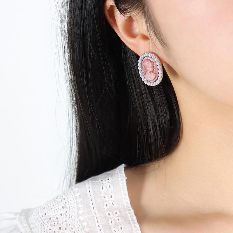 Gold-Plated Oval Earrings with French Retro Portrait and Faux Pearl Inlay
