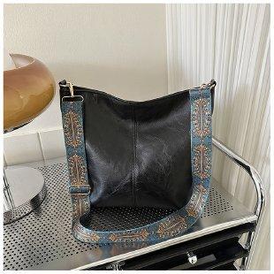 Retro Commuter Large-capacity Bag Women's Winter New Simple Casual Bucket Bag Niche Fashion Shoulder Bag