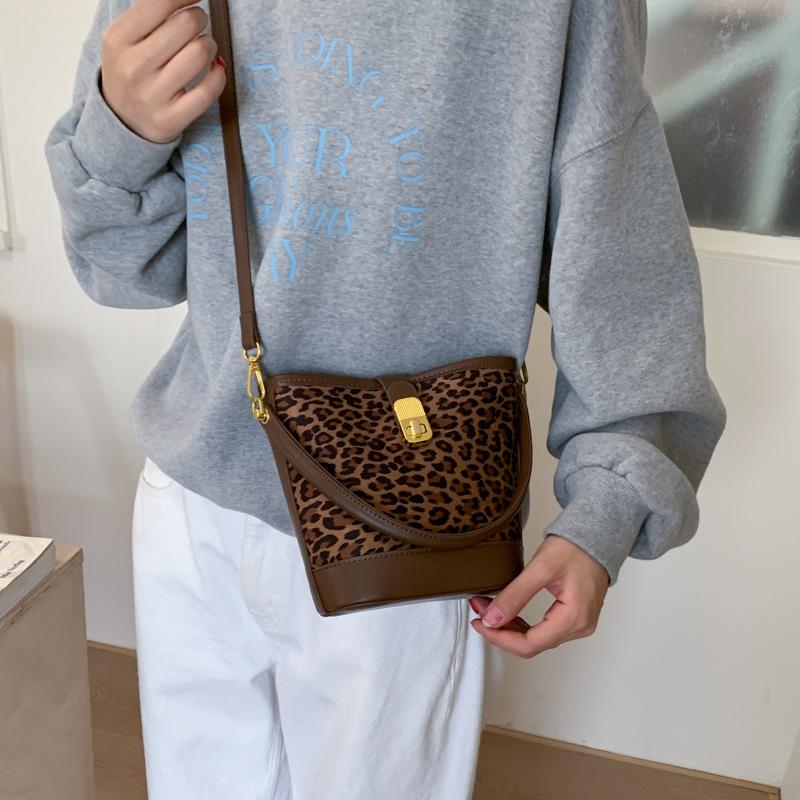 Niche simple leopard print fashion commuter handbag bag women's autumn and winter new messenger bucket bag