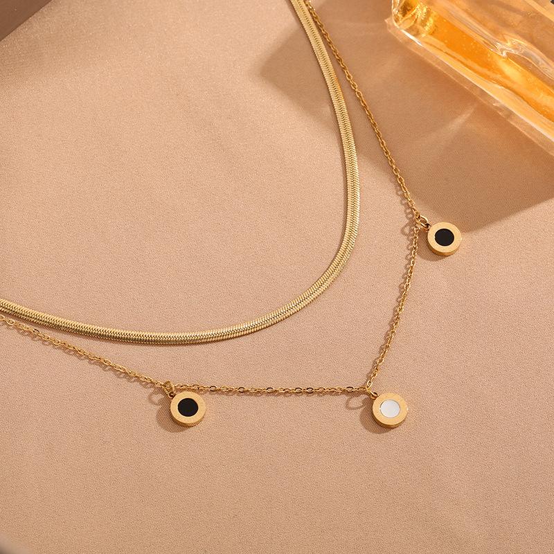 

Модное золотое двухслойное ношение римского четырехлистного клевера титановое стальное ожерелье женское, легкое, роскошное, темпераментное ключичное ожерелье